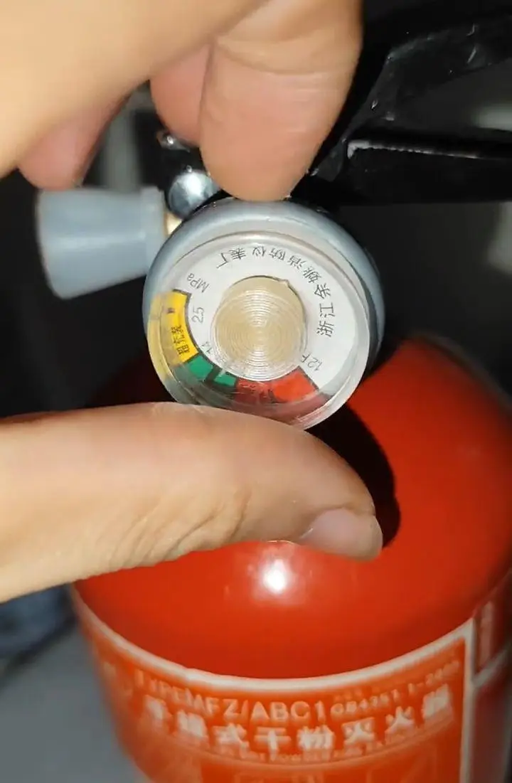 滅火器壓力表成“擺設(shè)”？廠家稱(chēng)有人盜名仿造，市監(jiān)局將介入調(diào)查